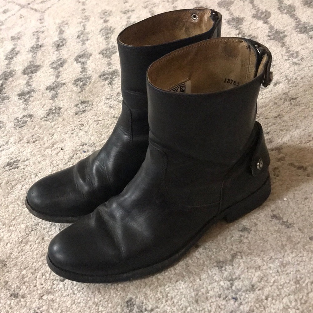 EUC black Frye Melissa short back zip boots 7.5